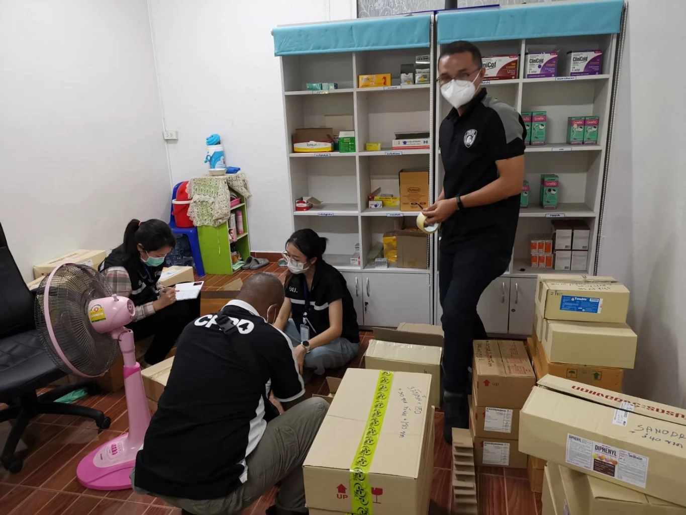 ปคบ.-อย. จับร้านขายยาลอบขายยาแก้ไอ“ฝาแดง”กลุ่มวัยรุ่น