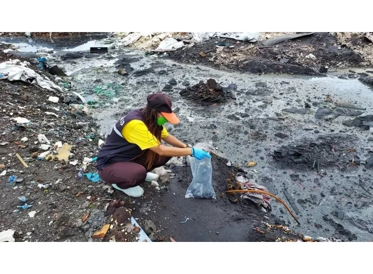 ลักลอบทิ้งน้ำเสียและกากของเสียอันตรายพื้นที่หัวสำโรง อ.แปลงยาว จ.ฉะเชิงเทรา จับมือใครดมไม่ได้ 