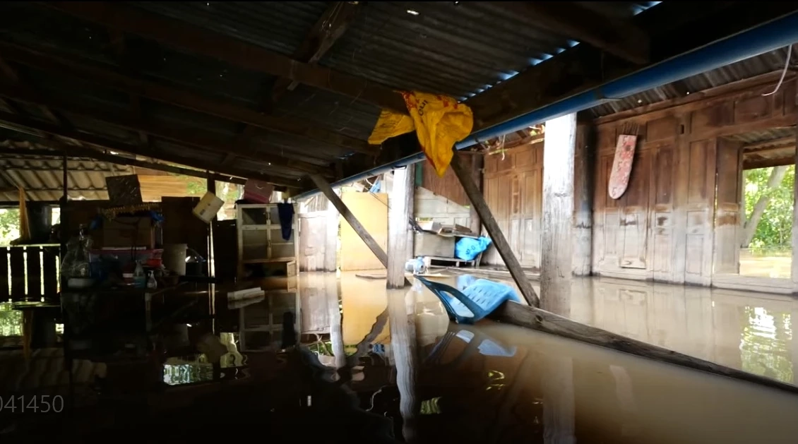 น้ำท่วมหนัก “ชาวผักไห่” ระทม งัดพื้นบ้านยกติดหลังคา นอนกลางน้ำนาน 2 เดือน