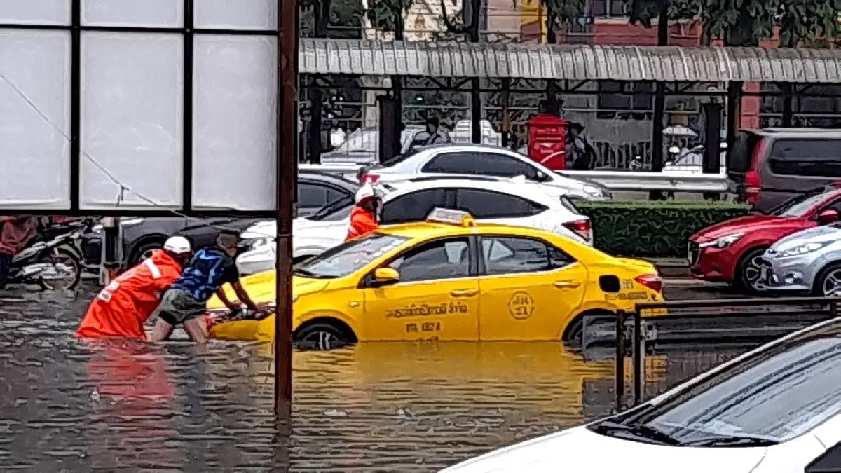 รอง ผบ.ตร. สั่งระดมตร.จราจร รับมือฝนตกหนักเย็นนี้