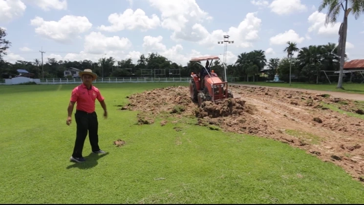 สพป.1 สั่งสอบ ผอ.ใช้สนามฟุตบอลเปิดหลักสูตรพิเศษสอนตีกอล์ฟ