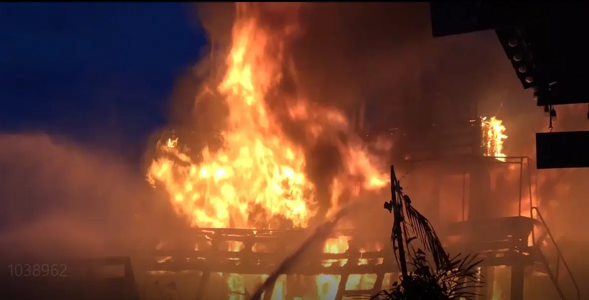 ไฟไหม้เรือประมงขนาดใหญ่ เพลิงโหมกระหน่ำ เสียหายทั้งลำ จนท.เร่งหาสาเหตุ