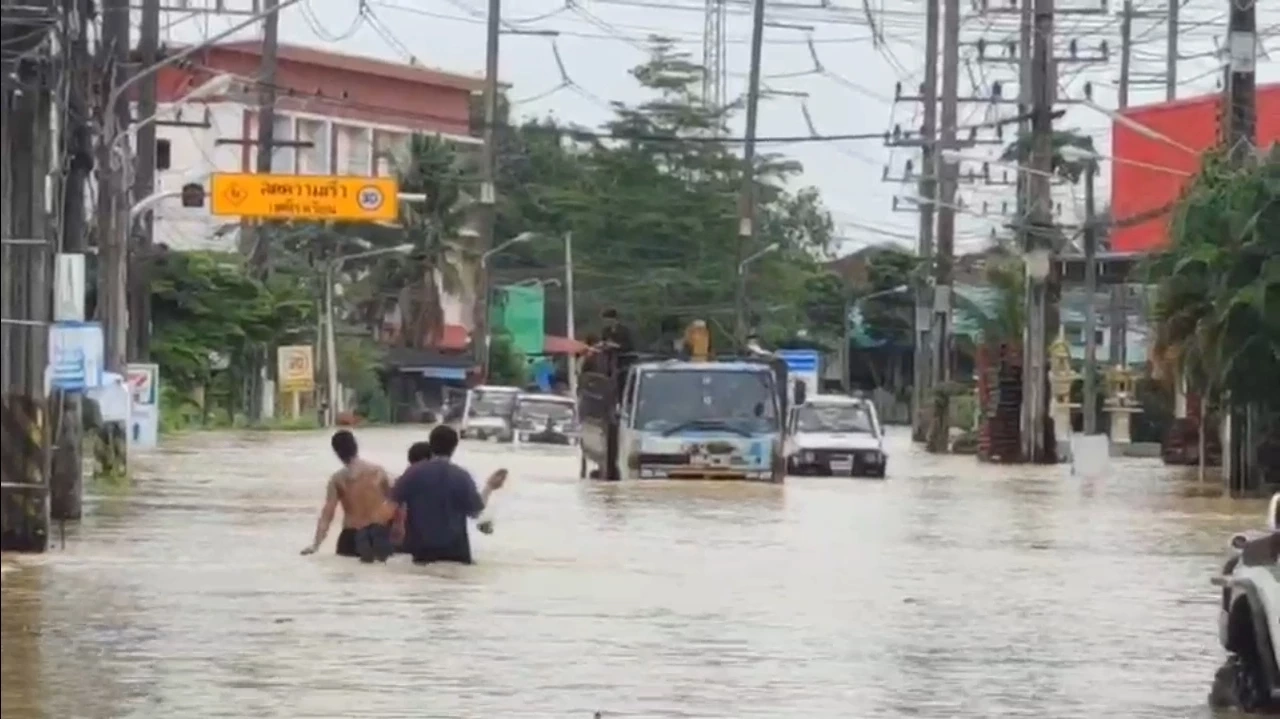 ระยอง สถานการณ์น้ำท่วม อ. แกลง เริ่มผ่อนคลายแต่ยังต้องเฝ้าระวัง