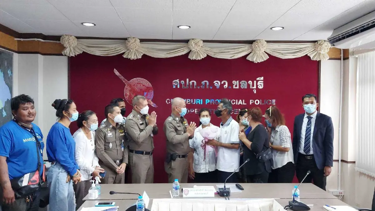 ญาติเหยื่อเมาท์เทนบี พบผู้การฯ ชลบุรี ฟังสรุปคดี พร้อมมอบดอกไม้ให้กำลังใจ