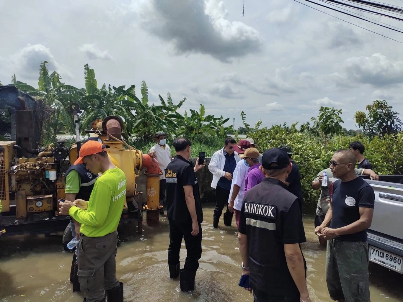 “ศิริพงษ์”ลุยช่วยน้ำท่วมหนองจอก นำกระสอบทรายแจกจ่ายปชช.