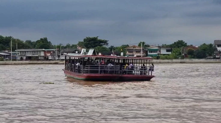 ระทึก เรือข้ามฟากท่าน้ำนนท์ เครื่องดับกลางเจ้าพระยา ผดส. ลอยเคว้ง (มีคลิป)