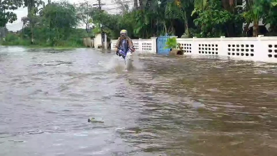 ด่วน! เร่งอพยพนักเรียนโรงเรียนคนตาบอด มวลน้ำทะลักท่วมสูง 1 เมตร