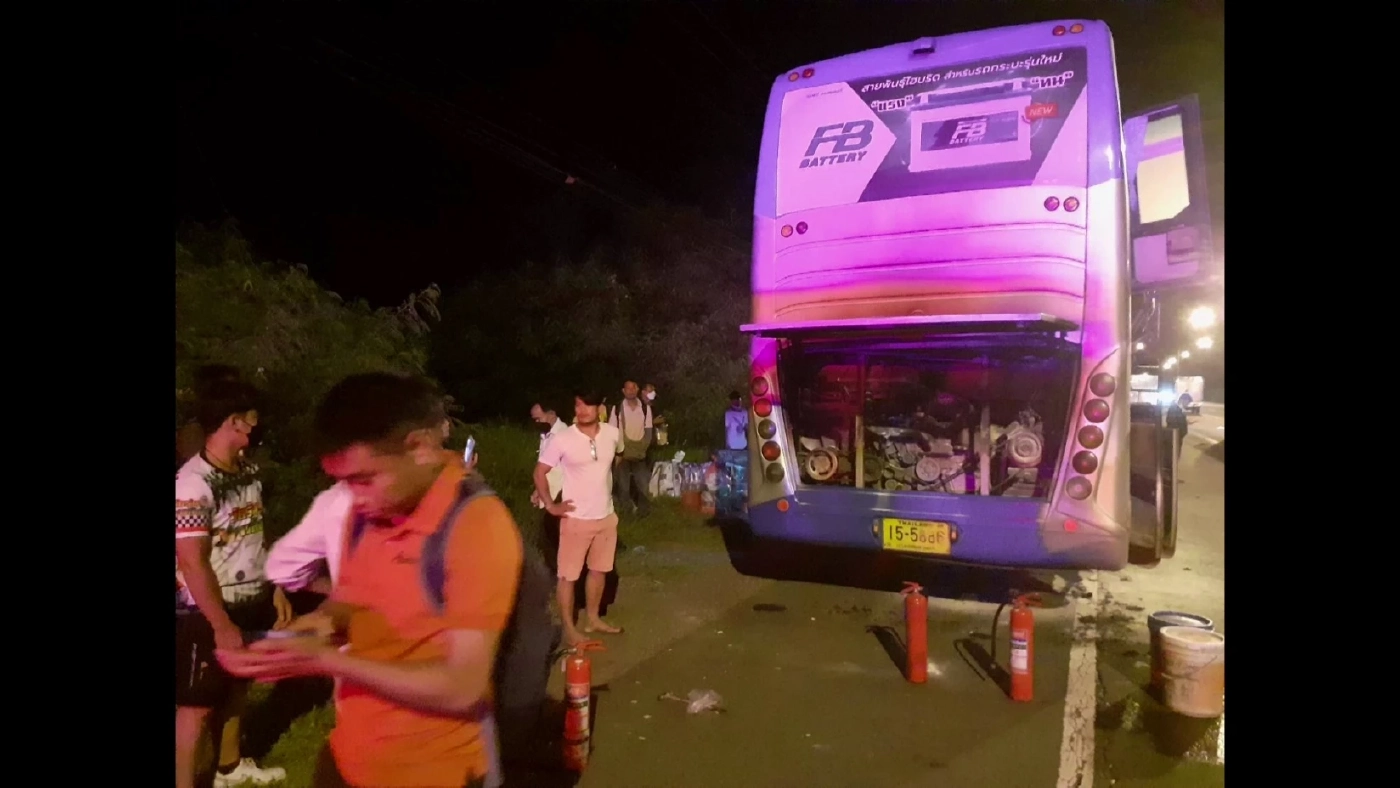 ระทึก! ไฟไหม้รถทัวร์ ผู้โดยสารกระเจิงหนีตายเอาชีวิตรอด (มีคลิป)