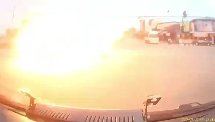 ตำรวจเชียงยืน แจ้ง 2 ข้อหาโชเฟอร์รถพยาบาลฝ่าไฟแดงชน จยย.ไฟลุก (มีคลิป)