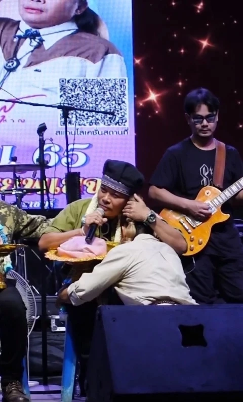 "ตั๊กแตน ชลดา" ทำอึ้งกลางคอนเสิร์ต มอบเงิน 2 ล้าน เซอร์ไพรส์ 2 ครูเพลง