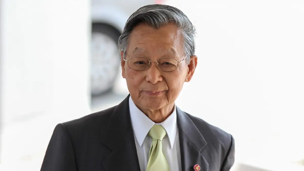 ชวน หลีกภัย  ประธานสภาผู้แทนราษฎร จากพรรคประชาธิปัตย์