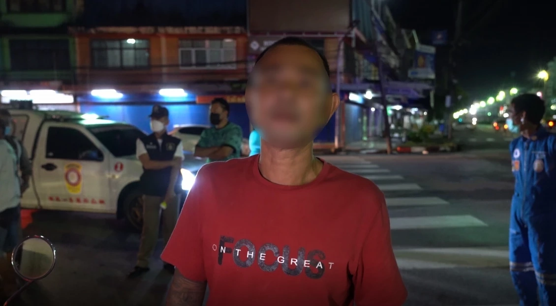 ระทึก อ้างตกใจพวงมาลัยล็อก กระบะพุ่งทะลุกำแพง "รพ.ตราด" พังยับ