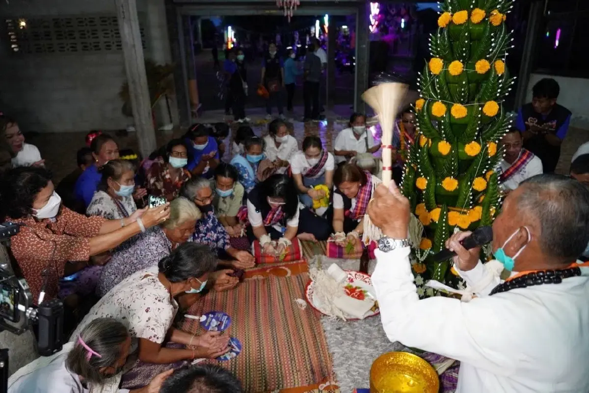 "สุดารัตน์”นอนบ้านชาวบ้านโชว์ความเป็นลูกอีสาน คิกออฟแคมเปญบำนาญปชช.