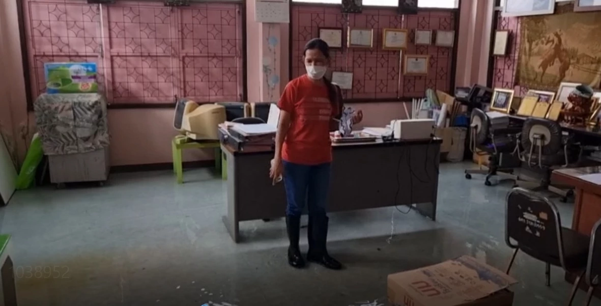 ไม่ทน “ผอ.” แจ้งความผู้รับเหมาก่อสร้าง “รถไฟฟ้าสายสีชมพู” ทำน้ำท่วมทั้ง รร.