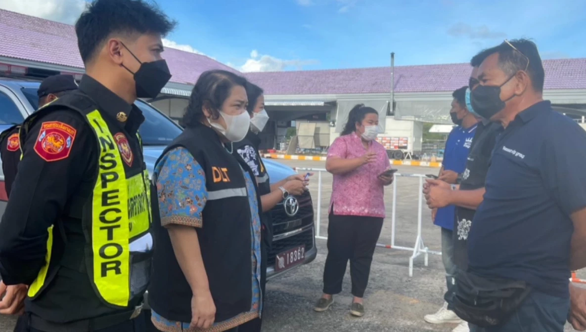 มาเฟียภูเก็ต กร่างขวางรถตู้ นทท.ต่างชาติ คาดเรียกใช้บริการผ่านแอพ (มีคลิป)