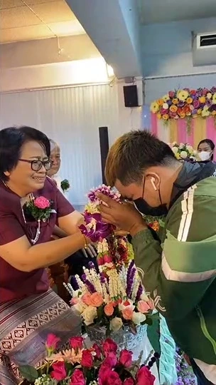 ครูถึงกับกลั้นน้ำตาไม่อยู่ เมื่อลูกศิษย์โผล่มาในงานไหว้ครู