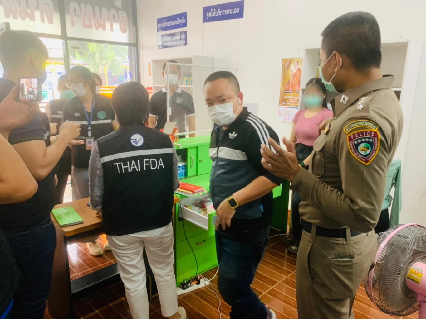 ปคบ.-อย. จับร้านขายยาลอบขายยาแก้ไอ“ฝาแดง”กลุ่มวัยรุ่น