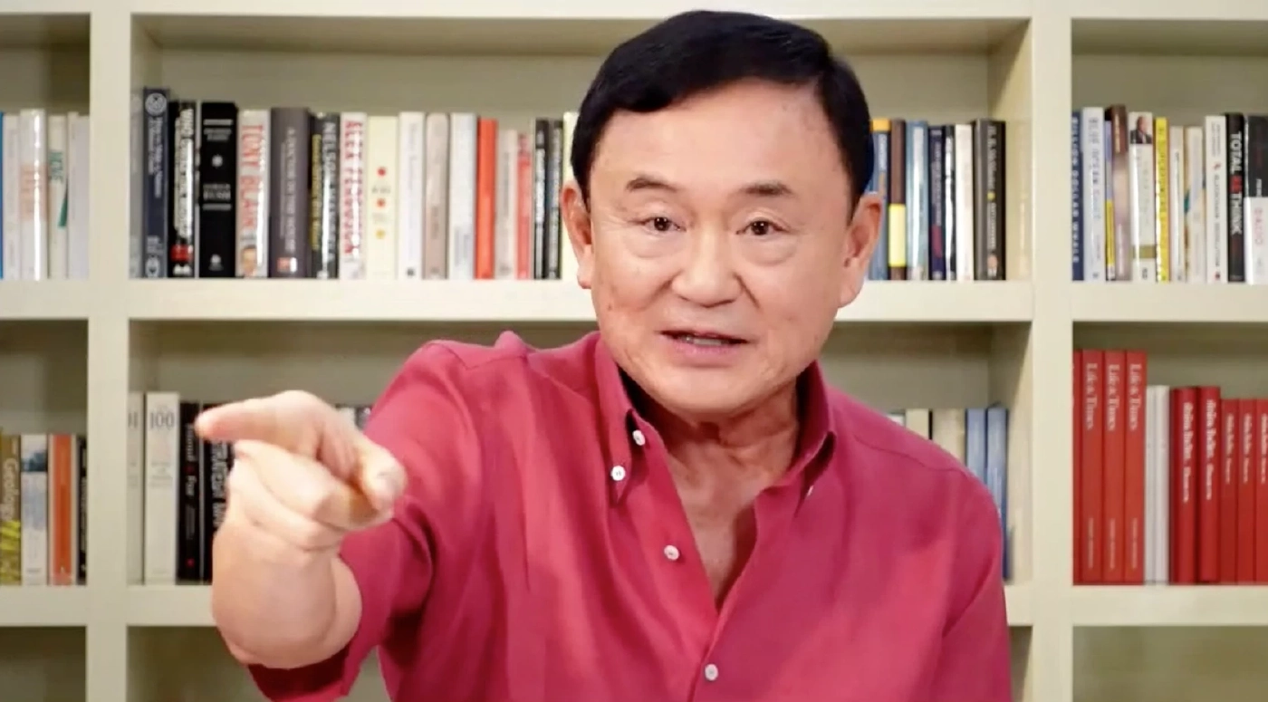 ทักษิณ  ชินวัตร อดีตนายกฯ ที่กำลังสนับสนุน "อุ๊งอิ๊งค์" แพทองธาร ชินวัตร เป็นหัวหน้าครอบครัวเพื่อไทย 