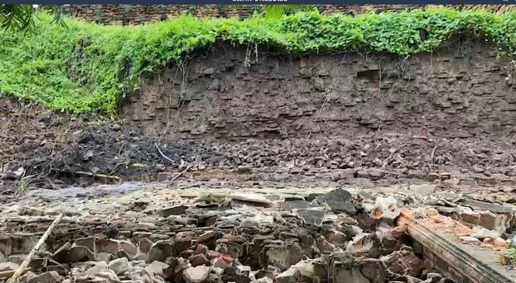 ฝนถล่ม ประตูช้างเผือก ทรุด