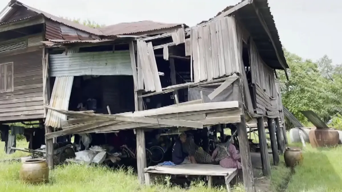 เพื่อนบ้านสุดสงสาร วอนช่วยเหลือตาวัย 65 ปี อาศัยลำพังในบ้านพุพังใกล้ถล่ม