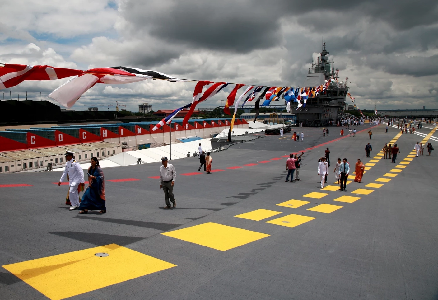 อินเดียประจำการเรือบรรทุกเครื่องบินสร้างเองลำแรก