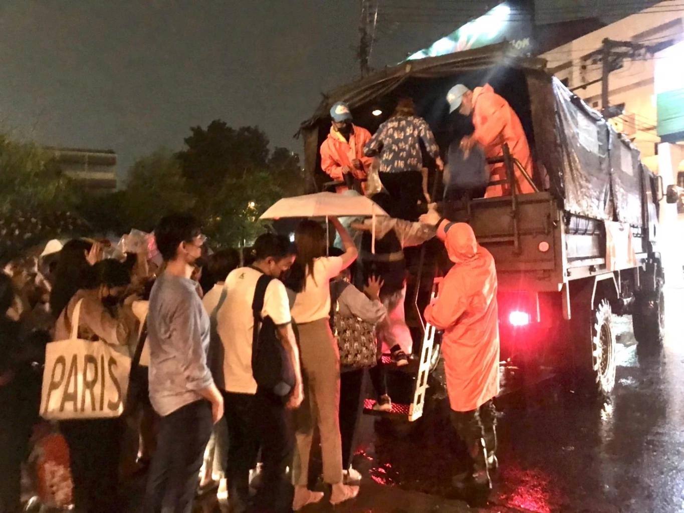 กองทัพบก ช่วยน้ำท่วม กทม. สั่งเพิ่มรถทหารรับ - ส่ง ประชาชนใน 16 เขต