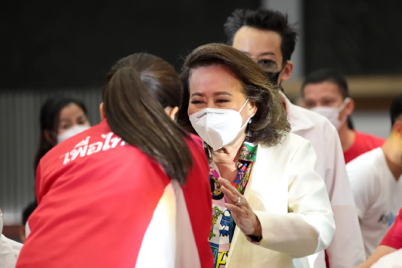 คุณหญิงพจมาน  ณ ป้อมเพชร   โผกอด แพทองธาร  ชินวัตร  หัวหน้าครอบครัวเพื่อไทย 