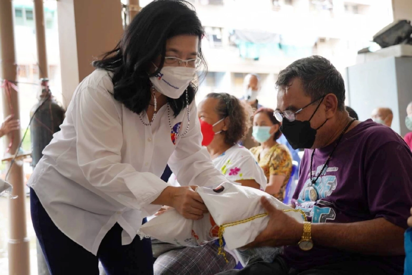 "คุณหญิงสุดารัตน์"นำทีมไทยสร้างไทยลุยช่วยน้ำท่วมดอนเมือง-หลักสี่