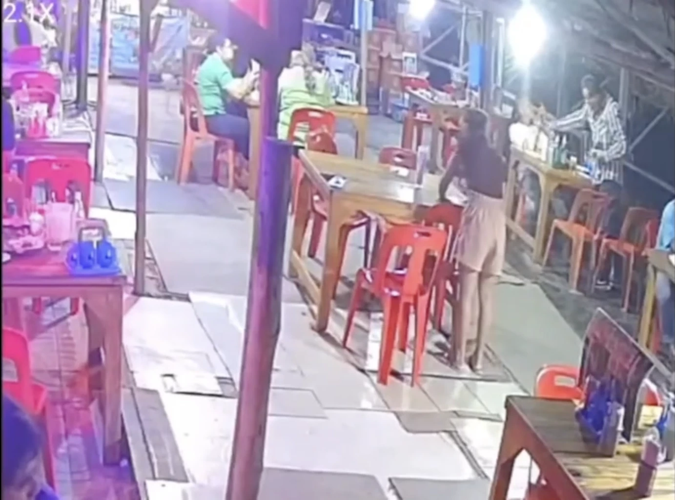 แฉคลิปชักดาบ ไม่จ่ายค่าอาหาร อิ่มแล้วลุกหนีทีละคน ไม่พอใจพนง.ไม่รินเบียร์