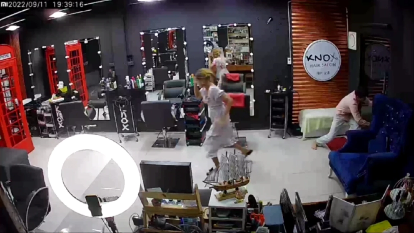 นาทีระทึก สาวเสริมสวย วิ่งเข้ามาหาน้ำล้าง หลังถูกสาดน้ำกรด