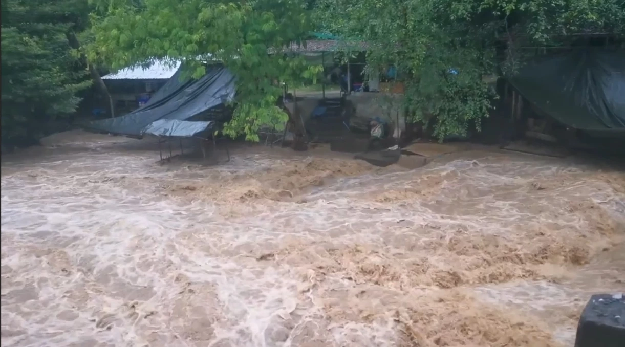 ฝนถล่มดอยอินทนนท์น้ำป่าไหลหลากเชี่ยวประกาศให้ประชาชนพื้นที่ลุ่มเก็บของขึ้นที่สูง
