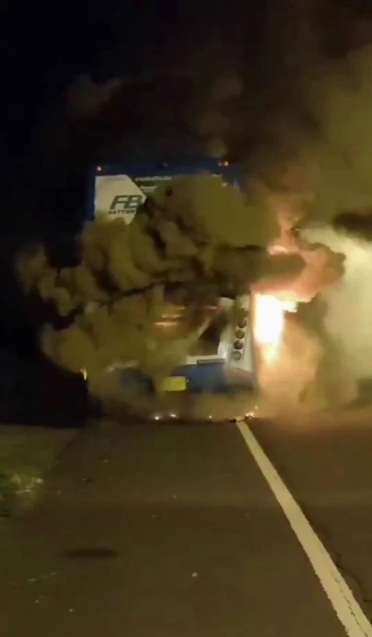 ระทึก! ไฟไหม้รถทัวร์ ผู้โดยสารกระเจิงหนีตายเอาชีวิตรอด (มีคลิป)