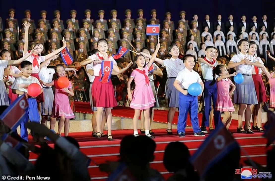 ปิดยังไงก็ไม่มิด ลูกสาวคิม จองอึน ขึ้นเวทีฉลองวันชาติ (คลิป)