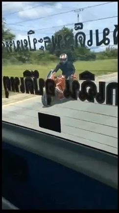 บิ๊กไบค์หัวร้อน เบิ้ลเครื่องป่วนรถ รพ. ไม่พอใจเบรกกระทันหัน (มีคลิป)