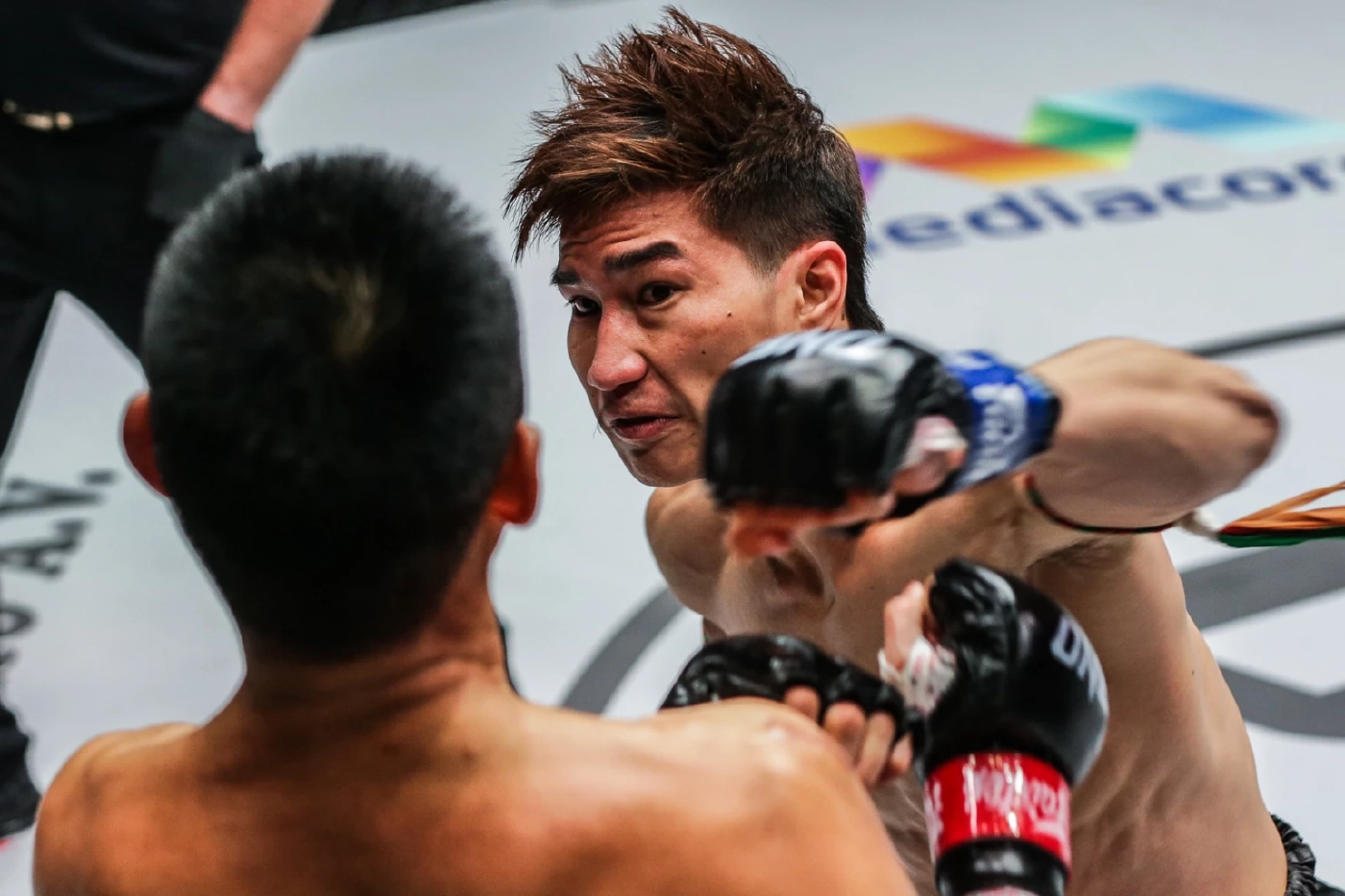 "ตะวันฉาย" โค่น "เพชรมรกต" คว้าแชมป์โลกเฟเธอร์เวต 