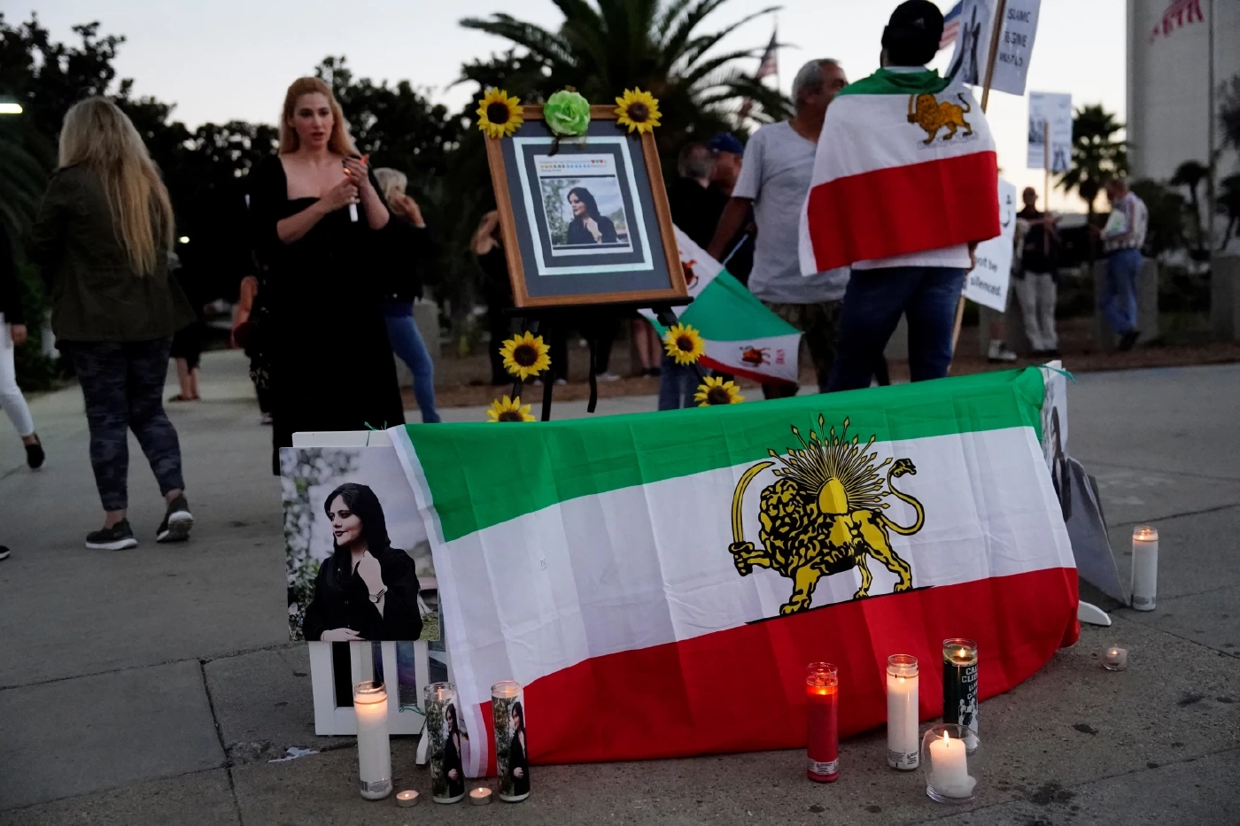 ชาวเคิร์ดร่วมประท้วงและไว้อาลัยแก่มาห์ซา อามินี ในลอสแองเจลิส