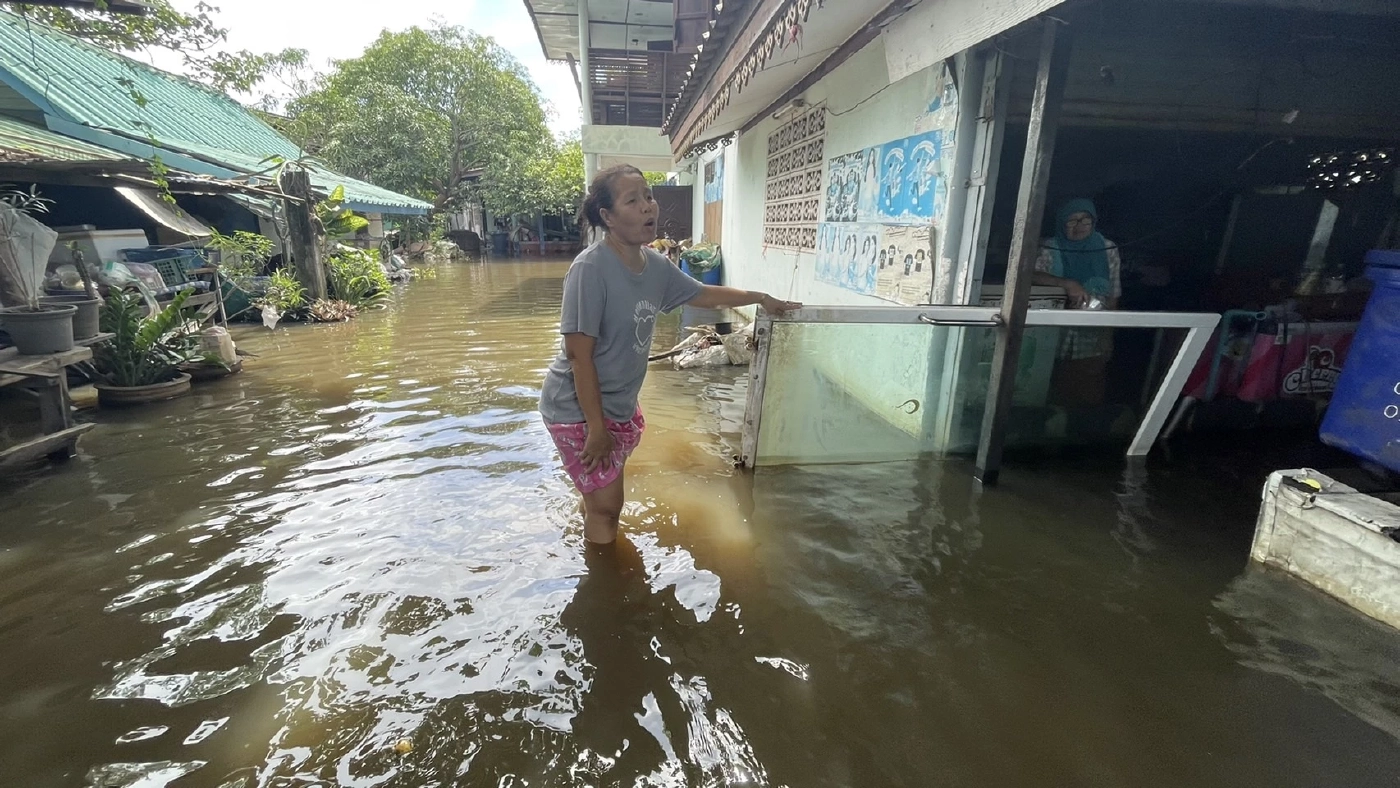 เนชั่น - เส้นด้าย มอบถุงยังชีพพี่น้องชาวหนองจอก หลังน้ำท่วมนาน 3 สัปดาห์