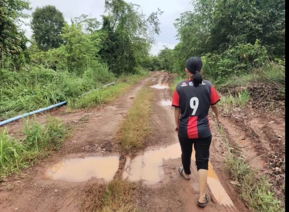 ผู้เสียหายชี้จุดที่เกิดเหตุ