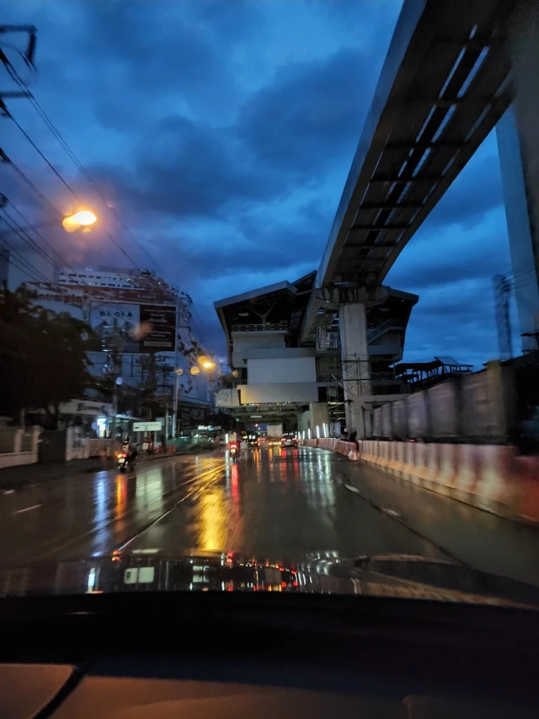 ถนนแจ้งวัฒนะ เช้านี้