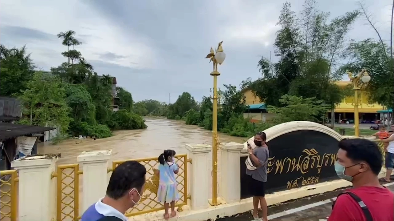 ระยอง สถานการณ์น้ำท่วม อ. แกลง เริ่มผ่อนคลายแต่ยังต้องเฝ้าระวัง