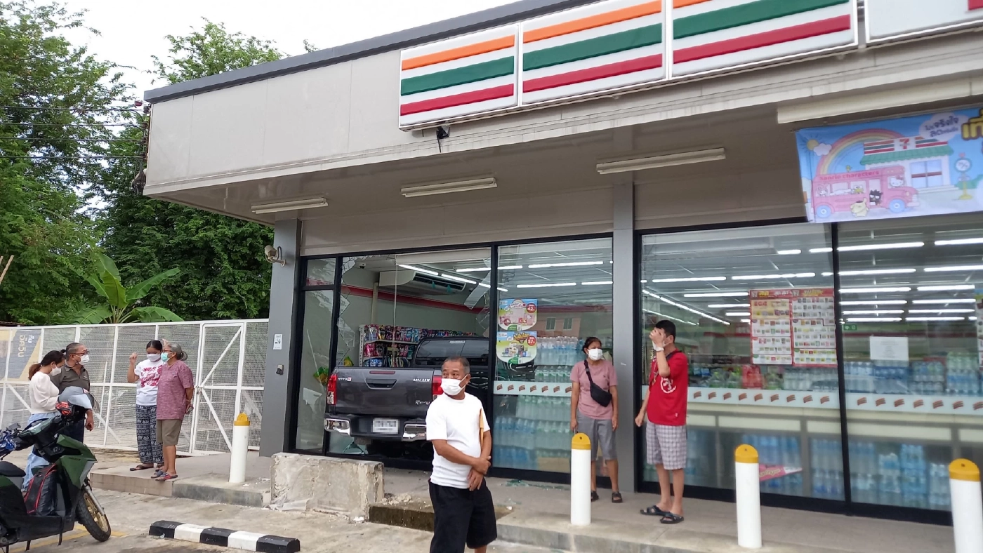 กระบะไหลพุ่งเข้า “เซเว่นฯ” ประชาอุทิศ 72  ไร้คนเจ็บ