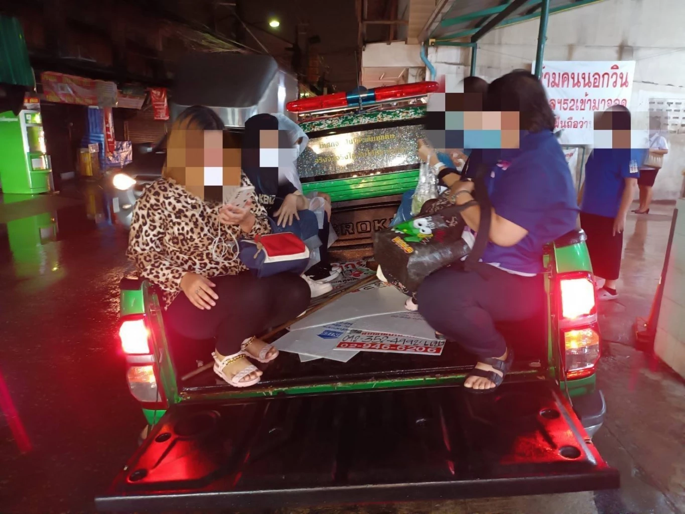 กทม. นำรถรับส่งประชาชน หลังฝนกระหน่ำ น้ำท่วม