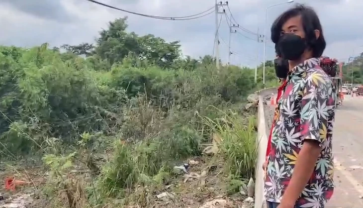 สยอง รถพ่วง 18 ล้อ ซิ่งแหกโค้งลงเขาเส้น 304 หน้าศาลเจ้าพ่อปู่โทน แหลกทั้งคัน