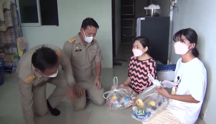 เด็กสาววัย 13 ปี ชีวิตสุดรันทด เลี้ยงแม่ตาบอดไม่มีเงินจ่ายค่าห้องเช่า