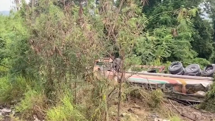 สยอง รถพ่วง 18 ล้อ ซิ่งแหกโค้งลงเขาเส้น 304 หน้าศาลเจ้าพ่อปู่โทน แหลกทั้งคัน