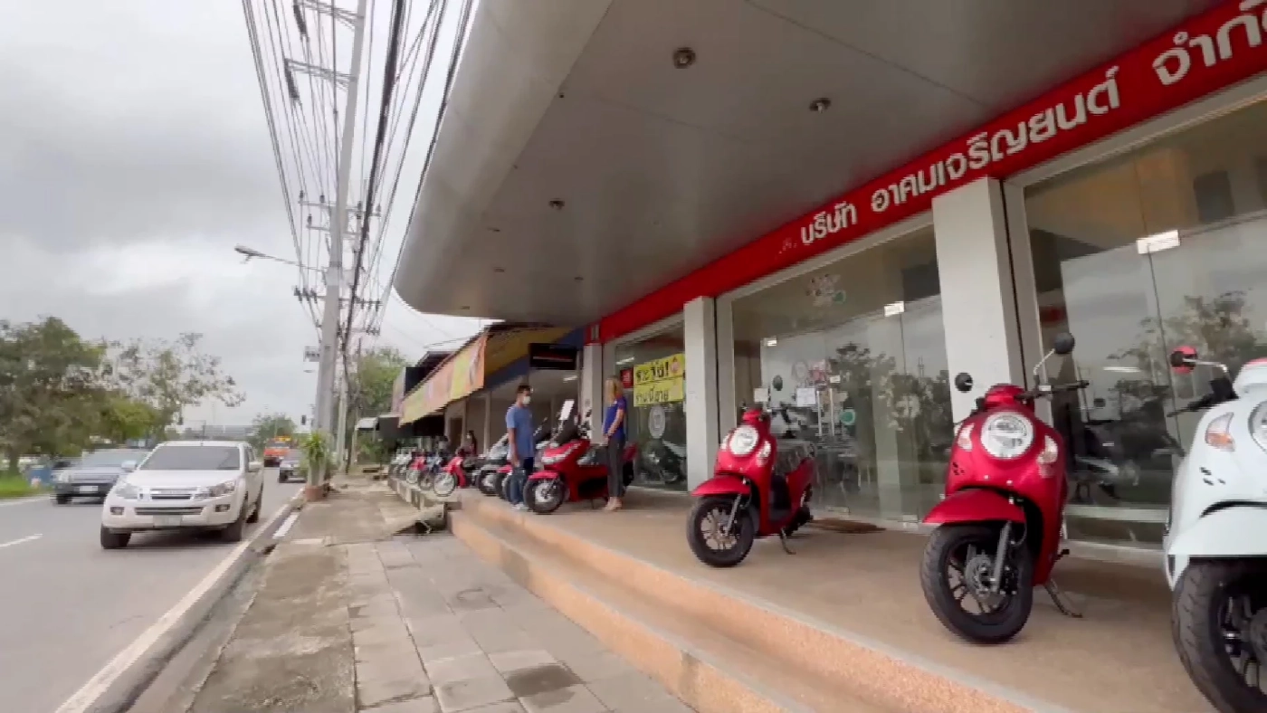 พนักงานสาวทึ่ง ลูกค้าทุบกระปุกหอบเงินแสน ซื้อรถจักรยานยนต์