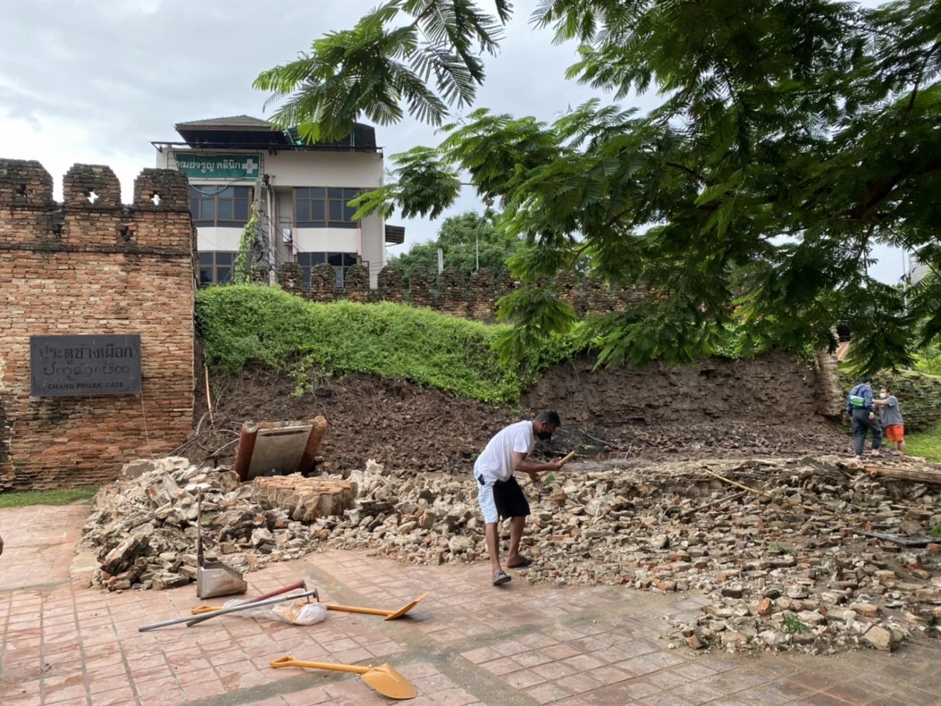 กำแพงประตูช้างเผือกเชียงใหม่ถล่มหลังฝนตกดินทรุด เร่งสำรวจป้องกันถล่มซ้ำ