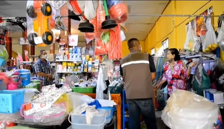 สองสาวแสบ ทำทีเลือกซื้อของ ก่อนฉกเงินตายายเจ้าของร้านร่วมแสน