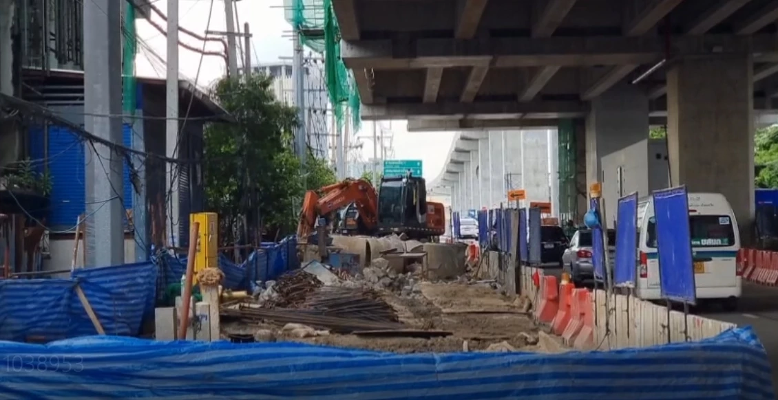 ไม่ทน “ผอ.” แจ้งความผู้รับเหมาก่อสร้าง “รถไฟฟ้าสายสีชมพู” ทำน้ำท่วมทั้ง รร.