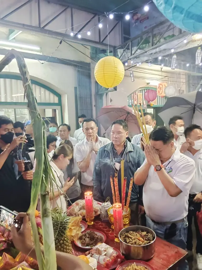 พรรคสร้างอนาคตไทยลุยตลาดน้อย